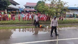 Pimpin Sedot Genangan Air di Jalan Raya,Ini Yang di Sampaikan Kapolsek Nanga Pinoh