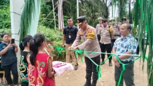 KAPOLRES MELAWI RESMIKAN JEMBATAN APUNG DESA SUNGAI BAKAH