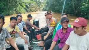 Kapolres Melawi Melaksanakan Patroli Perairan, Imbau Warga Waspada Terhadap Curah Hujan Tinggi Yang Berpotensi Timbulkan Longsor dan Banjir