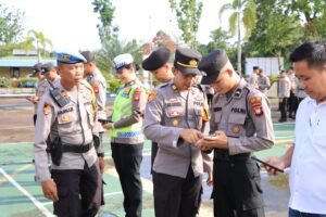 Kabag Ops Polres Melawi Lakukan Pengecekan Buku Saku Pengamanan TPS Pemilu Tahun 2024