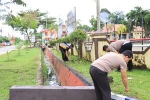 Cegah Demam Berdarah Personil Polres Melawi Bersih-bersih Mako. Kapolres : “Kesehatan Personil Prioritas Utama”