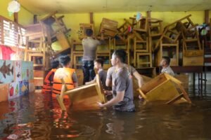 Evakuasi Peralatan Sekolah SDN 26 Desa Sidomulyo Yang Terdampak Banjir