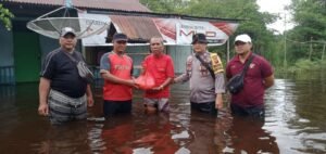 Pemdes Tanjung Tengang Bersama Bhabinkamtibmas Patroli Banjir dan Salurkan Bantuan