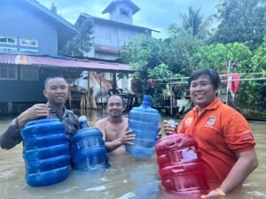 Sat Reskrim Polres Melawi Salurkan Bantuan Air Bersih kepada Warga Terdampak Banjir