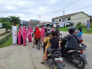 Kegiatan Sosial Bhayangkari Ranting Polsek Nanga Pinoh Bagikan Takjil Gratis untuk Pengguna Jalan