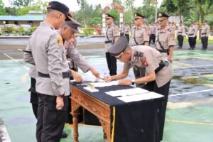 Kapolres Melawi Pimpin Upacara Serah Terima Jabatan di Lapangan Apel Polres Melawi