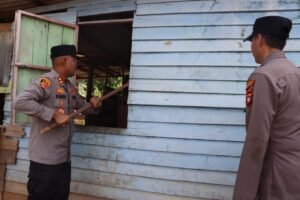 Polisi Peduli, Polres Melawi Gelar Bedah Rumah, Kapolres Pimpin Langsung