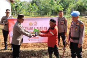 Jaga Ketahanan Pangan, Polres Melawi Berikan Bantuan Bibit Tanaman Sayur dan Bibit Buah Kepada Petani