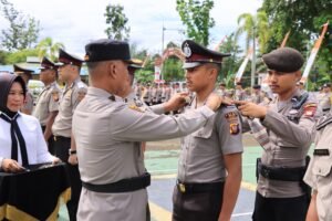 Kapolres Melawi Pimpin Upacara Kenaikan Pangkat 28 Personel