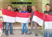 Jelang HUT RI Ke-79, JMB Melawi Bagikan Bendera Merah Putih, Sebagai Bentuk Rasa Nasionalisme dan Patriotisme