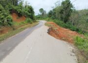 Longsor di Jalan Provinsi Desa Lingkar Indah, Polsek Sayan Ingatkan Warga untuk Berhati-hati