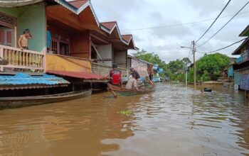 Hujan Deras Sebabkan Banjir di Menukung, Polsek Lakukan Monitoring dan Siaga Evakuasi