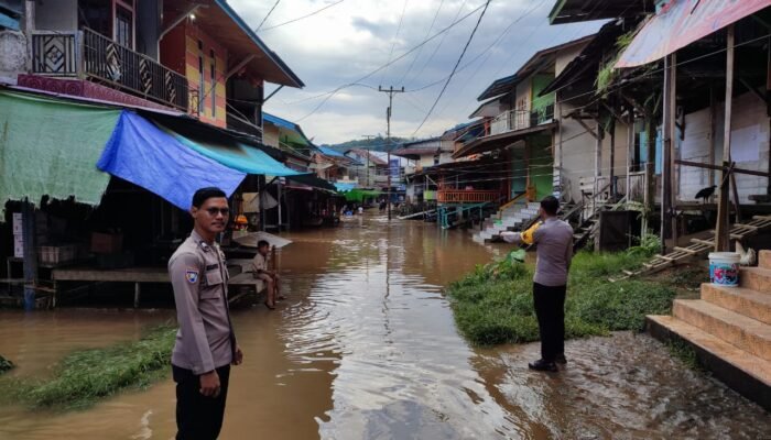 Polres Melawi Bergerak Cepat Tangani Banjir di Sejumlah Desa