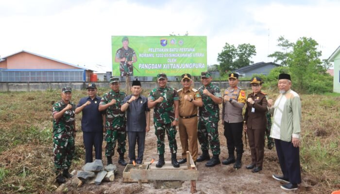 Pangdam XII/Tpr Letakkan Batu Pertama Pembangunan Koramil Singkawang Utara dan Beri Makan Bergizi Gratis Para Pelajar