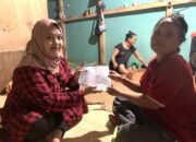 Anggota KPPS TPS 003 Desa Paal Distribusikan Formulir C6 untuk Pemilu 2024
