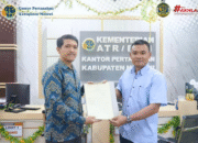 Program PTSL Kabupaten Melawi, 65 Penerima Manfaat Terima Sertipikat Tanah Elektronik
