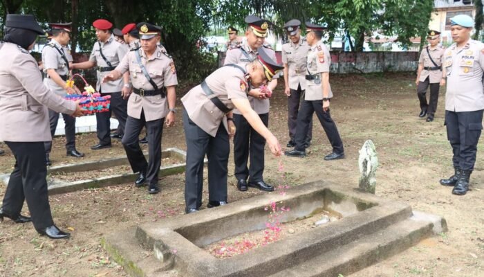 Semangat Bhayangkara: Polres Melawi Hormati Pahlawan Lewat Ziarah