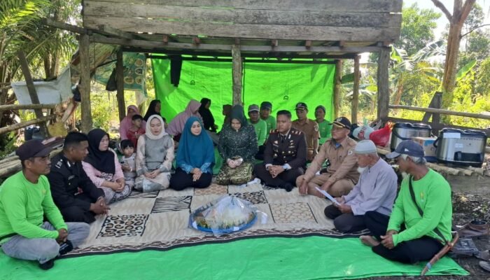 Warnai HUT Bhayangkara 79, Polsek Nanga Pinoh & Petani Subur Makmur Gelar Syukuran di Lahan Jagung