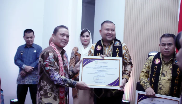 Bupati Melawi dan Ketua TP PKK Dikukuhkan Sebagai Ayah Bunda GenRe Kabupaten Melawi