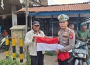 Kasat Lantas Datangai Pengojek, Tebarkan Semangat Nasionalisme, Bagikan Bendera Merah Putih