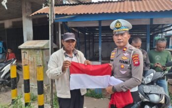 Kasat Lantas Datangai Pengojek, Tebarkan Semangat Nasionalisme, Bagikan Bendera Merah Putih