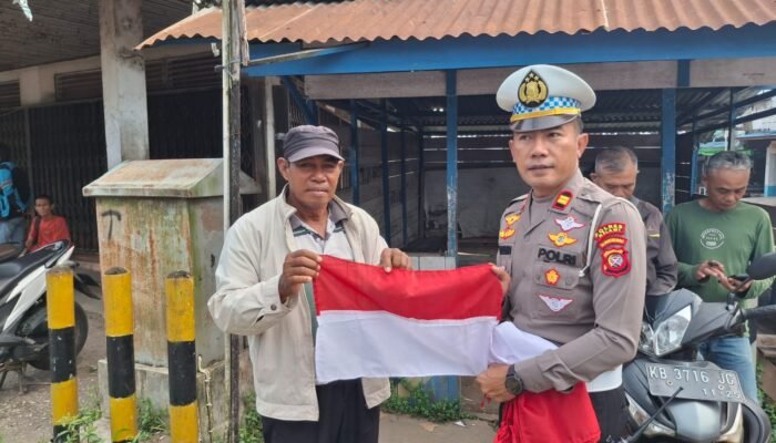 Kasat Lantas Datangai Pengojek, Tebarkan Semangat Nasionalisme, Bagikan Bendera Merah Putih
