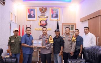 Panitia Gabungan Media Melawi Serahkan Piagam Unik Kepada Kapolres, Wakapolres dan Kasat Reskrim Polres Melawi