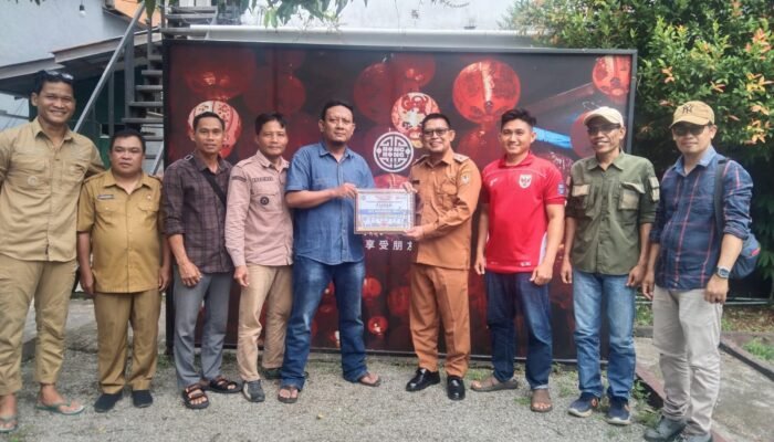 APDESI Melawi Terima Piagam dari Gabungan Media Melawi Peserta Volly Ball Fun Game HUT RI ke-80
