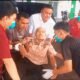 Kisah Haru : Kasat Reskrim Polres Melawi Bantu Kakek 90 Tahun yang Terkulai di Jalan
