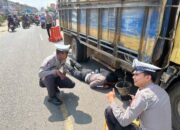 Polantas Sigap Bantu Truk Mogok di Ruas Jalan