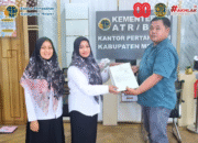 Kantor Pertanahan Melawi Serahkan Sertipikat Tanah Elektronik kepada Warga melalui Program PTSL