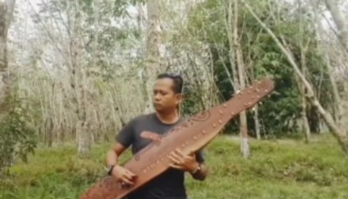 Iiq Pribadi Turut Lestarikan Sape, Alat Musik Tradisional Khas Dayak
