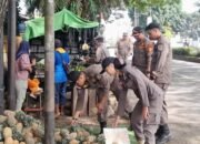 Satpol PP Melawi Tertibkan PKL di Sepanjang Jalan Juang KM 1–KM 7