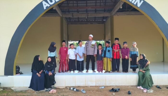Anak-anak Antusias Ikuti Pembinaan TPQ Bersama Polres Melawi di Masjid Al Amin