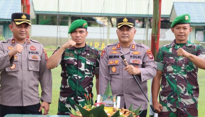 Kapolres Melawi Bawa Tumpeng, Beri Ucapan Selamat untuk TNI