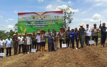 Kapolres Melawi Turun ke Lahan, Tanam Jagung Serentak Dukung Program Nasional Polri
