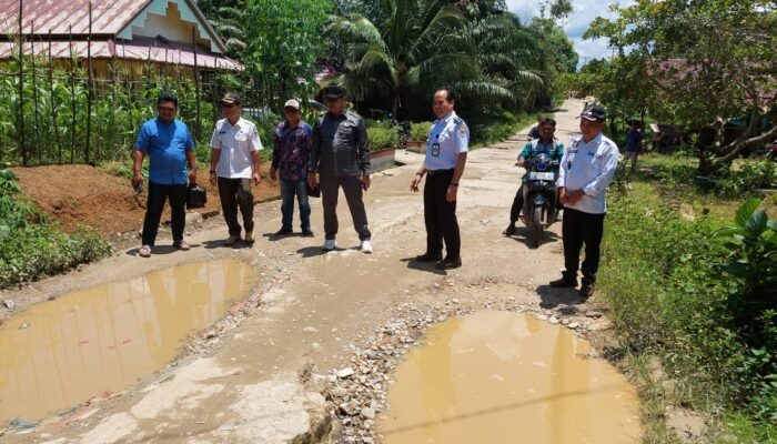 Reses di Ella Hilir, Ritaudin Tinjau Jalan Rusak Sepanjang 2,8 Km