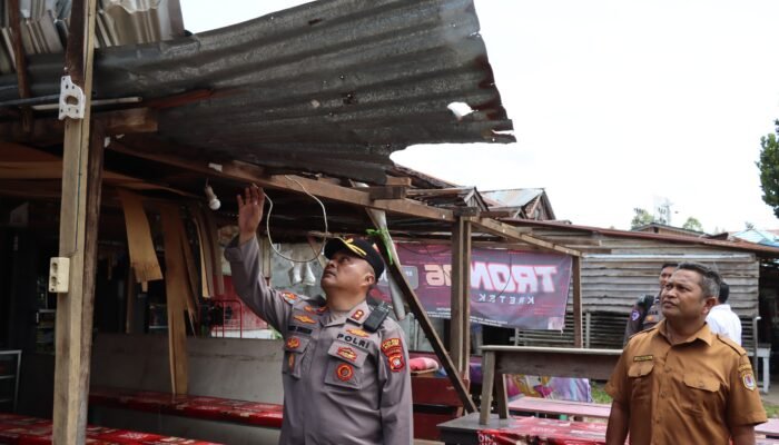Tunjukkan Empati, Polres Melawi Bantu Pemilik Kios Korban Puting Beliung