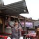Tunjukkan Empati, Polres Melawi Bantu Pemilik Kios Korban Puting Beliung