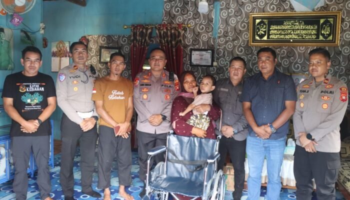 Langkah Kemanusiaan: Kapolres Melawi Bantu Fahriza dengan Kursi Roda
