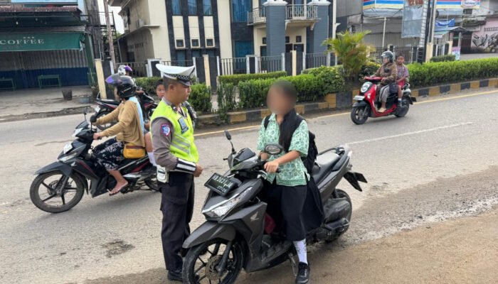 Humanis dan Edukatif, Satlantas Melawi Ajak Pengendara Tertib Berlalu Lintas