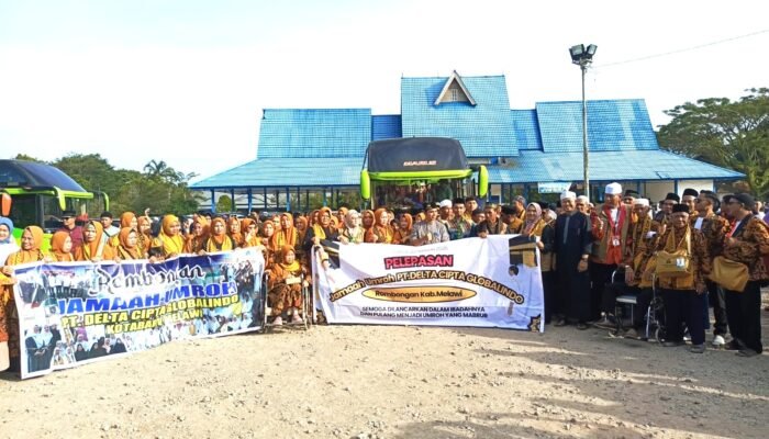 94 Jamaah Umrah Melawi Dilepas Menuju Tanah Suci