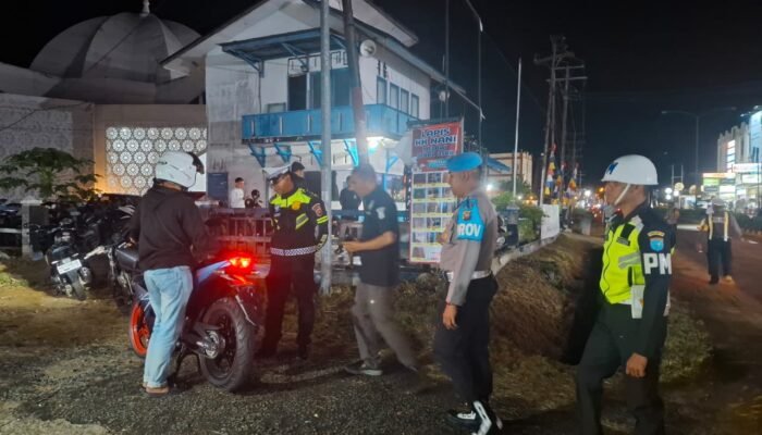 Tak Peduli Hujan, Polisi Sikat Knalpot Brong Di Pusat Keramaian Melawi