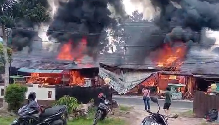 Kebakaran Hebat Hanguskan Deretan Rumah Makan di Nanga Pinoh, Melawi