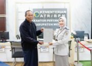 Kantah Melawi Serahkan Sertipikat Elektronik Tanah Wakaf ke Muhammadiyah Kelakik