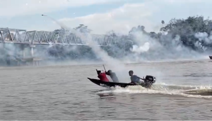 Jembatan Melawi 2 Jadi Arena Perang, Meski Pernah Dilarang, Perang Petasan Tetap Dilakukan