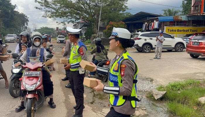Polres Melawi Bagikan Takjil Untuk Pengendara