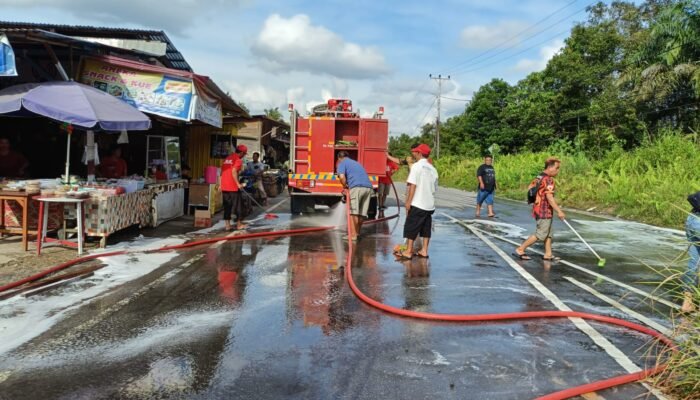 Jalan Menuju RSUD Melawi Diselimuti Tumpahan Solar, Aksi Cepat Damkar Bhakti Mulia Cegah Kecelakaan
