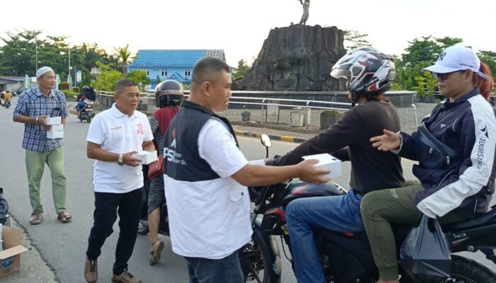 DPD PSI Melawi Turun ke Jalan, Bagikan Takjil untuk Pengendara di Tugu Juang 2