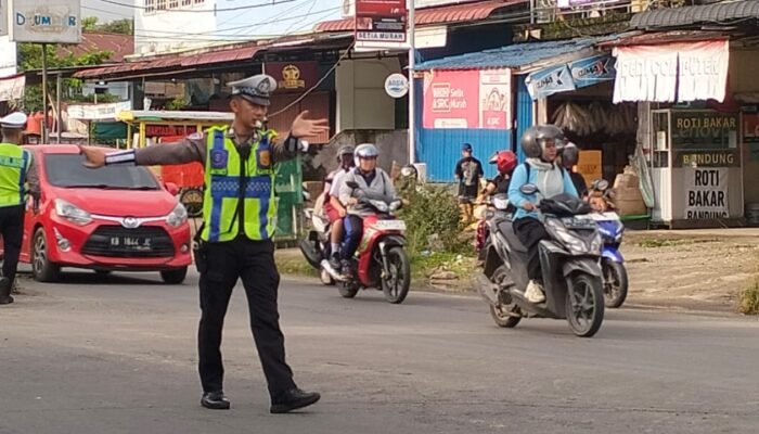 Di Balik Seragam dan Terik Matahari: Dedikasi Tanpa Henti Personel Lalu Lintas Polres Melawi